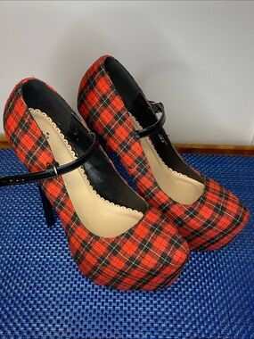 Roxy- Madison by Shoedazzle 6” stilettos, plaid fabric, preowned, sz. 9